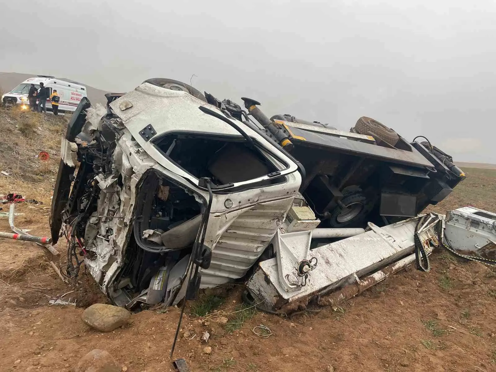 VAN’IN GÜRPINAR İLÇESİNDEKİ GÜZELDERE TÜNELİ MEVKİSİNDE 3 ARACIN KARIŞMASI SONUCU MEYDANA GELEN TRAFİK KAZASINDA 3’Ü AĞIR 10 KİŞİ YARALANDI.