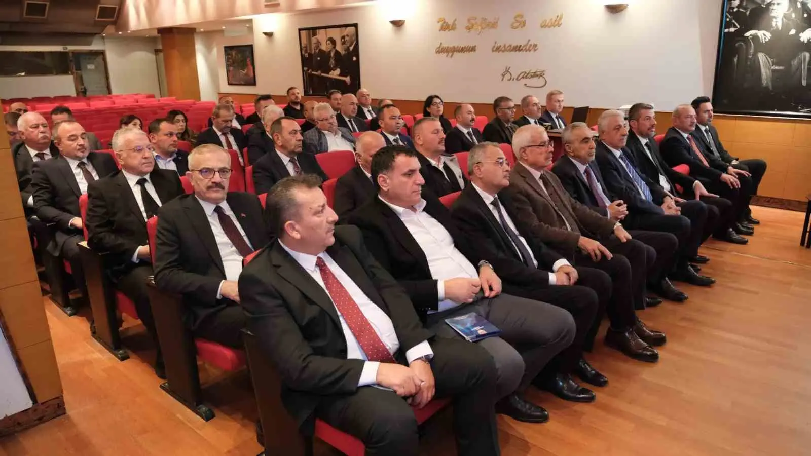 TÜRKİYE ŞOFÖRLER VE OTOMOBİLCİLER FEDERASYONUNDA (TŞOF), TESK GENEL BAŞKANI MEHMET YİĞİNER’İN BAŞKANLIĞINDA BÜYÜKŞEHİRLERDE FAALİYET GÖSTEREN MERKEZ ŞOFÖRLER ODALARININ BAŞKANLARI VE AVUKATLARIN KATILIMIYLA İSTİŞARE VE DEĞERLENDİRME TOPLANTISI GERÇEKLEŞTİRİLDİ.