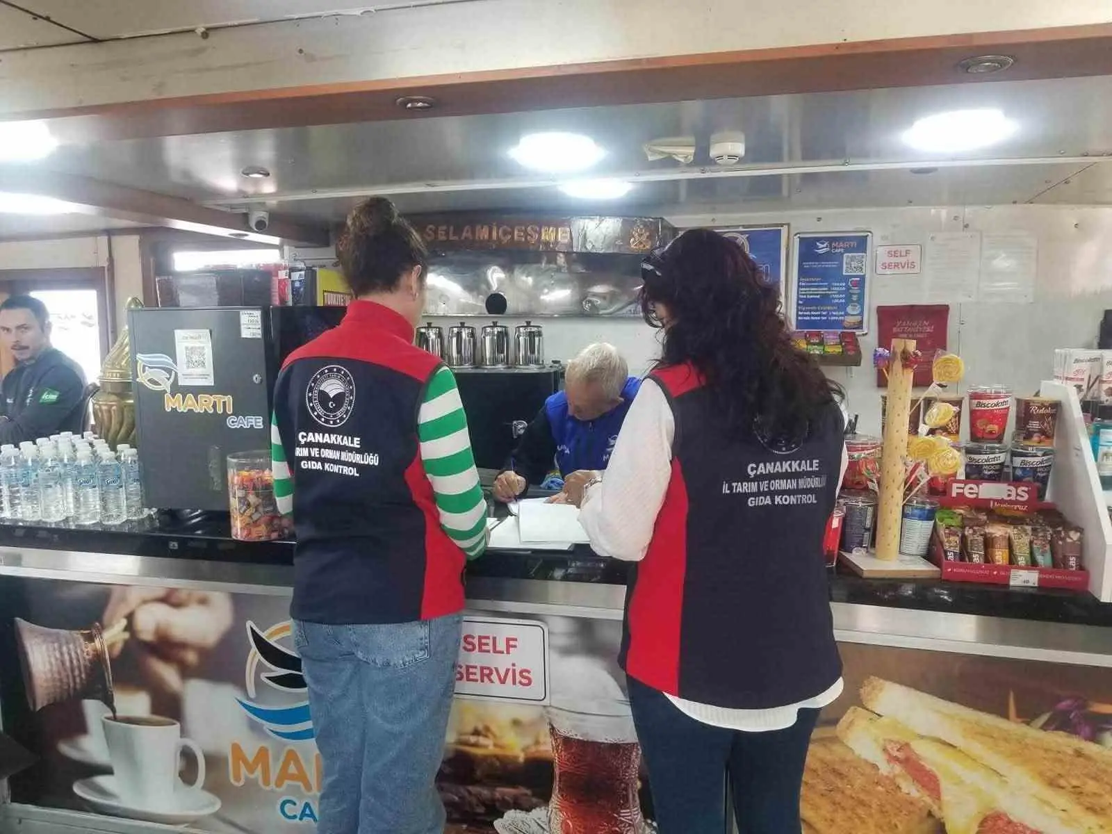 ÇANAKKALE’DE DENİZ ARAÇLARINDA BULUNAN GIDA İŞLETMELERİNE İL TARIM VE ORMAN MÜDÜRLÜĞÜ EKİPLERİNCE GIDA DENETİMLERİ GERÇEKLEŞTİRİLDİ.