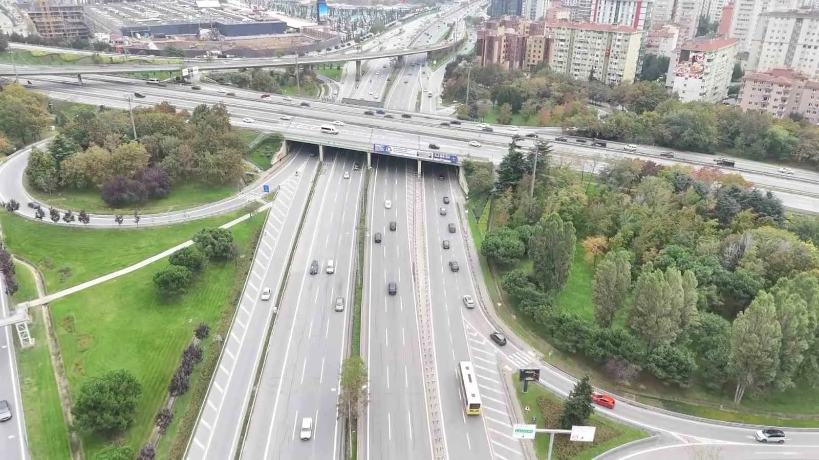 29 EKİM'DE İSTANBUL'DA YOLLAR BOŞ KALDI. TRAFİK YOĞUNLUĞU YÜZDE 29 OLARAK ÖLÇÜLÜRKEN, BOŞ KALAN YOLLAR HAVADAN GÖRÜNTÜLENDİ.