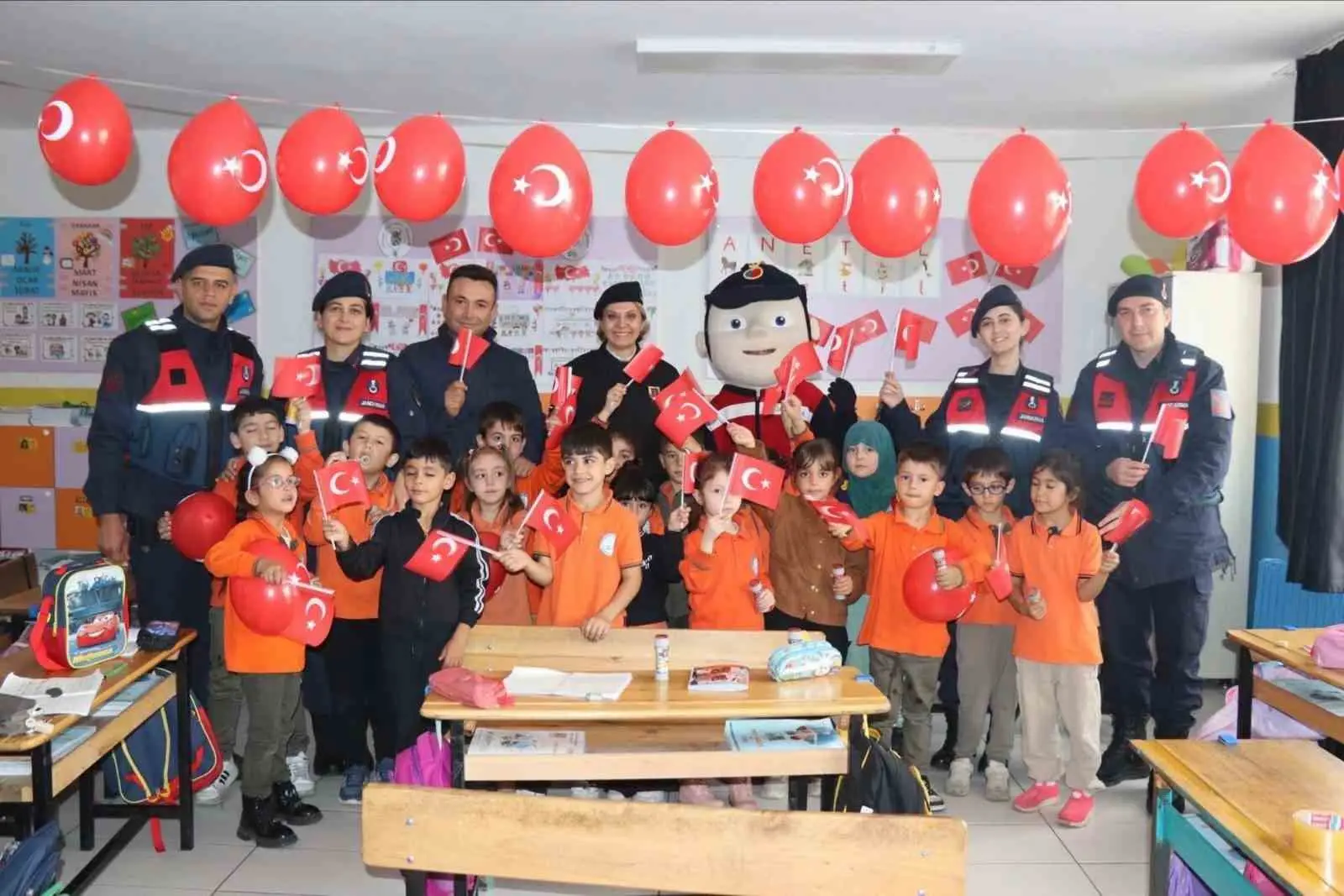 ESKİŞEHİR İL JANDARMA KOMUTANLIĞI EKİPLERİ, 29 EKİM CUMHURİYET BAYRAMI DOLAYISIYLA TEPEBAŞI İLÇESİNDEKİ ÇUKURHİSAR İLKOKULU'NU ZİYARET EDEREK MİNİK ÖĞRENCİLERLE BİR ARAYA GELDİ VE SINIFLARI BİRLİKTE SÜSLEDİ.