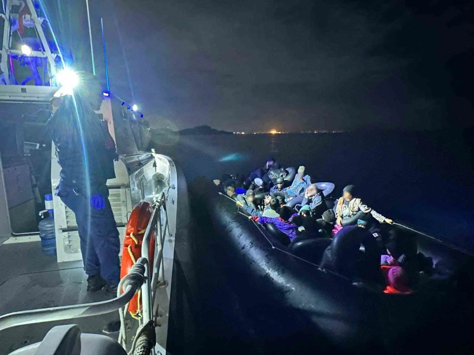 İZMİR'İN MENDERES, FOÇA VE ALİAĞA İLÇELERİ AÇIKLARINDA SAHİL GÜVENLİK KOMUTANLIĞI EKİPLERİ TARAFINDAN DÜZENLENEN OPERASYONLARDA LASTİK BOTLAR İÇERİSİNDEKİ 111 DÜZENSİZ GÖÇMEN YAKALANDI.