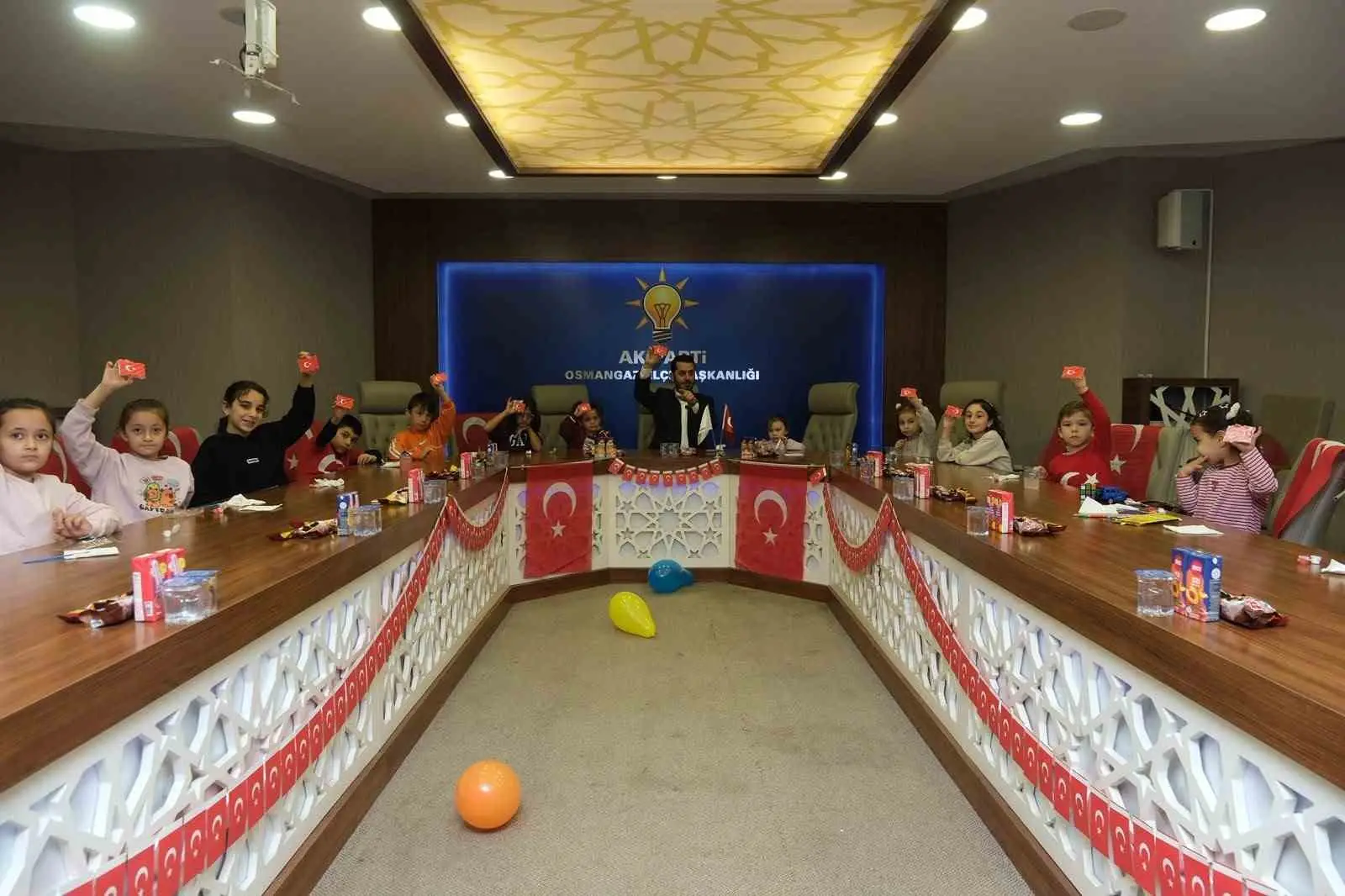 AK PARTİ OSMANGAZİ İLÇE BAŞKANLIĞI, 29 EKİM CUMHURİYET BAYRAMI MÜNASEBETİYLE ÇOCUKLARLA BİRLİKTE TÜRK BAYRAĞI BOYAMA ETKİNLİĞİ DÜZENLEDİ. ETKİNLİKTE HAZIRLANAN BAYRAKLARIN, OSMANGAZİ’DE YAŞAYAN AZİZ ŞEHİTLERİN ANNE VE BABALARINA HEDİYE EDİLMESİ PLANLANIYOR.
