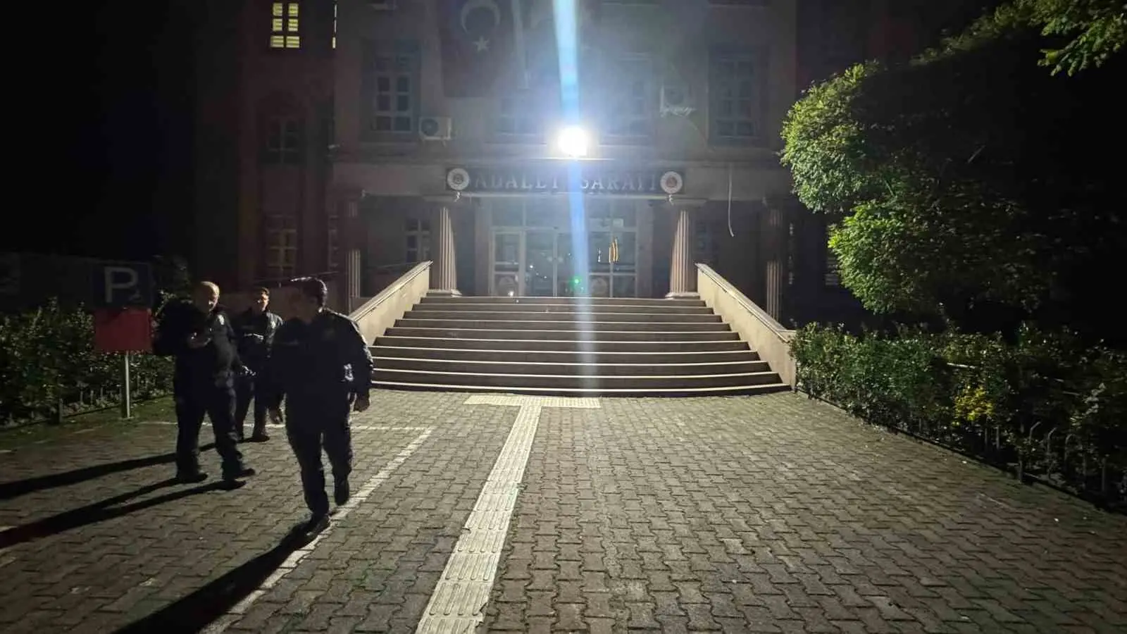ZONGULDAK (İHA) - ZONGULDAK’IN ALAPLI İLÇESİNDE JANDARMA EKİPLERİNİN DUR İHTARINA UYMADIĞI ÖNE SÜRÜLEN ARAÇTA BULUNAN 5 KİŞİ HAKKINDA ADLİ İŞLEM YAPILDI. ARAÇTA YAKLAŞIK 20 GRAM UYUŞTURUCU MADDE ELE GEÇİRİLDİĞİ İDDİA EDİLİRKEN, ADLİYEYE SEVK EDİLEN 5 ŞÜPHELİNİN TAMAMI ADLİ KONTROL ŞARTIYLA SERBEST BIRAKILDI.
