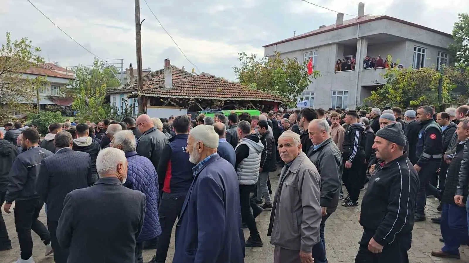 İSTANBUL'DA ÇALIŞTIĞI İNŞAATTA GEÇİRDİĞİ İŞ KAZASI SONUCU AĞIR YARALANAN 26 YAŞINDAKİ EMİRKAN SEVEN, TEDAVİ GÖRDÜĞÜ HASTANEDE HAYATINI KAYBETTİ. GENÇ İŞÇİ, SAMSUN'UN VEZİRKÖPRÜ İLÇESİNDE SON YOLCULUĞUNA UĞURLANDI.