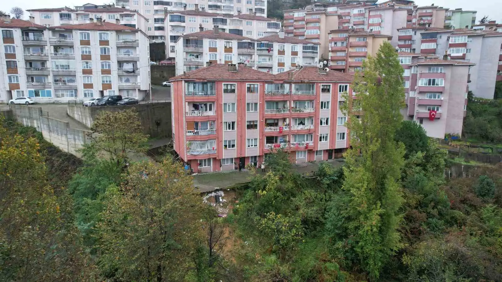 ZONGULDAK'IN TEPEBAŞI MAHALLESİ'NDE BULUNAN KALE SİTESİ SAKİNLERİ, BİNALARIN ÇEVRESİNDE YAŞANDIĞINI BELİRTTİKLERİ ZEMİN KAYMASI VE ÇÖKMELER NEDENİYLE ENDİŞE DUYDUKLARINI SÖYLEDİ. YAKLAŞIK İKİ YILDIR YETKİLİ KURUMLARA BAŞVURDUKLARINI ANCAK SORUNLARININ ÇÖZÜLMEDİĞİNİ ÖNE SÜREN VATANDAŞLAR, BÖLGEDE GEREKLİ ÖNLEMLERİN ALINMASINI İSTEDİ.