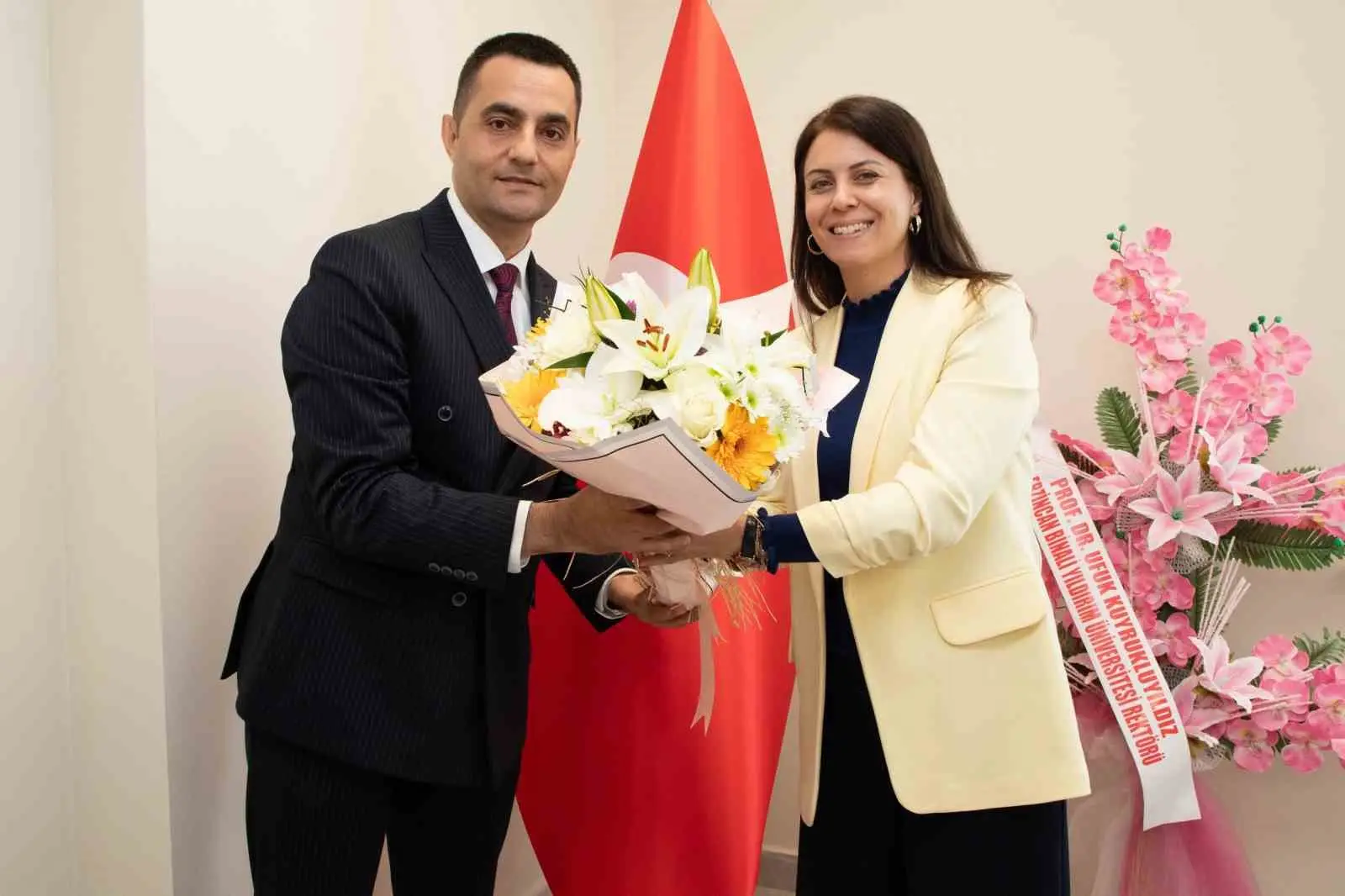 YÜKSEKOKUL MÜDÜRLÜĞÜ GÖREVİNİ YÜRÜTEN REKTÖR YARDIMCISI PROF. DR. MERYEM ÖZTURAN SAĞIRLI, GÖREVİNİ DR. ÖĞR. ÜYESİ OĞUZ HAN AYKUT'A DEVRETTİ