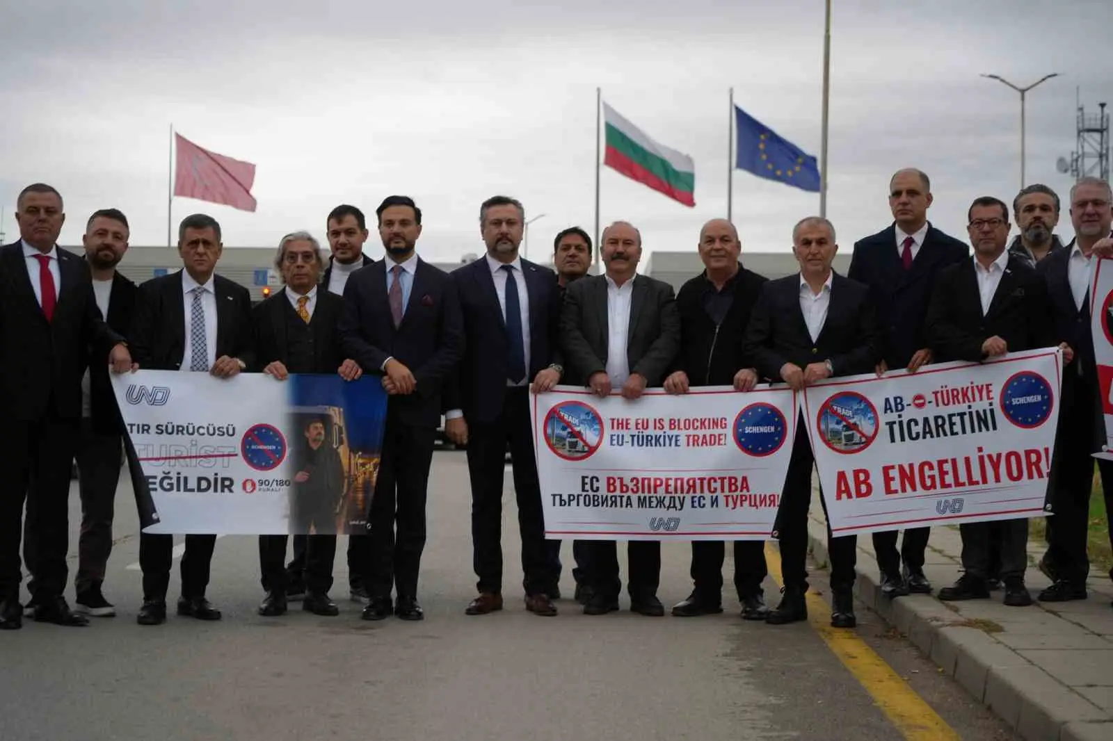 ULUSLARARASI NAKLİYECİLER DERNEĞİ (UND) YÖNETİM KURULU BAŞKANI ŞERAFETTİN ARAS, ULUSLARARASI TAŞIMACILIK YAPAN TÜRK TIR ŞOFÖRLERİNİN SCHENGEN BÖLGESİNDE UYGULANAN 180 GÜNDE 90 GÜN KALIŞ SÜRESİ SINIRI NEDENİYLE YAŞADIĞI SORUNLARA DİKKAT ÇEKEREK AVRUPA BİRLİĞİ'NE (AB) KALICI ÇÖZÜM ÇAĞRISINDA BULUNDU.