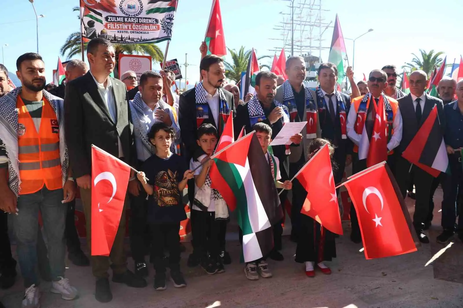 ANTALYA’NIN ALANYA İLÇESİNDE, İSRAİL’İN GAZZE’YE YÖNELİK SALDIRILARINI PROTESTO ETMEK VE FİLİSTİN’DE YAŞANAN İNSANLIK DRAMINA DİKKAT ÇEKMEK AMACIYLA “GAZZE İÇİN SESSİZ ÇIĞLIK YÜRÜYÜŞÜ” DÜZENLENDİ. BİNLERCE ÖĞRENCİ VE VATANDAŞIN KATILDIĞI YÜRÜYÜŞTE, TÜRK VE FİLİSTİN BAYRAKLARI TAŞINDI.