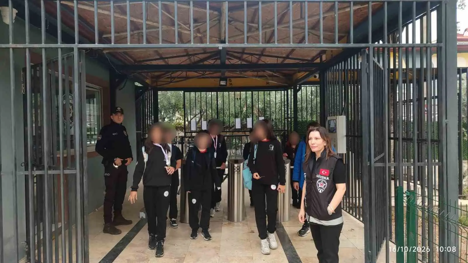 DENİZLİ VALİLİĞİ KOORDİNASYONUNDA YÜRÜTÜLEN ÇALIŞMALAR KAPSAMINDA, KENT GENELİNDEKİ OKULLARDA ÖĞRENCİLERİN GÜVENLİ VE HUZURLU BİR ORTAMDA EĞİTİM ALMALARINI SAĞLAMAK AMACIYLA GÜVENLİK TEDBİRLERİ EN ÜST SEVİYEYE ÇIKARILDI. KENTTE 640 OKULDA YÜZLERCE GÜVENLİK PERSONELİ VE TEKNOLOJİK CİHAZLA DENETİMLER TİTİZLİKLE SÜRDÜRÜLÜYOR.