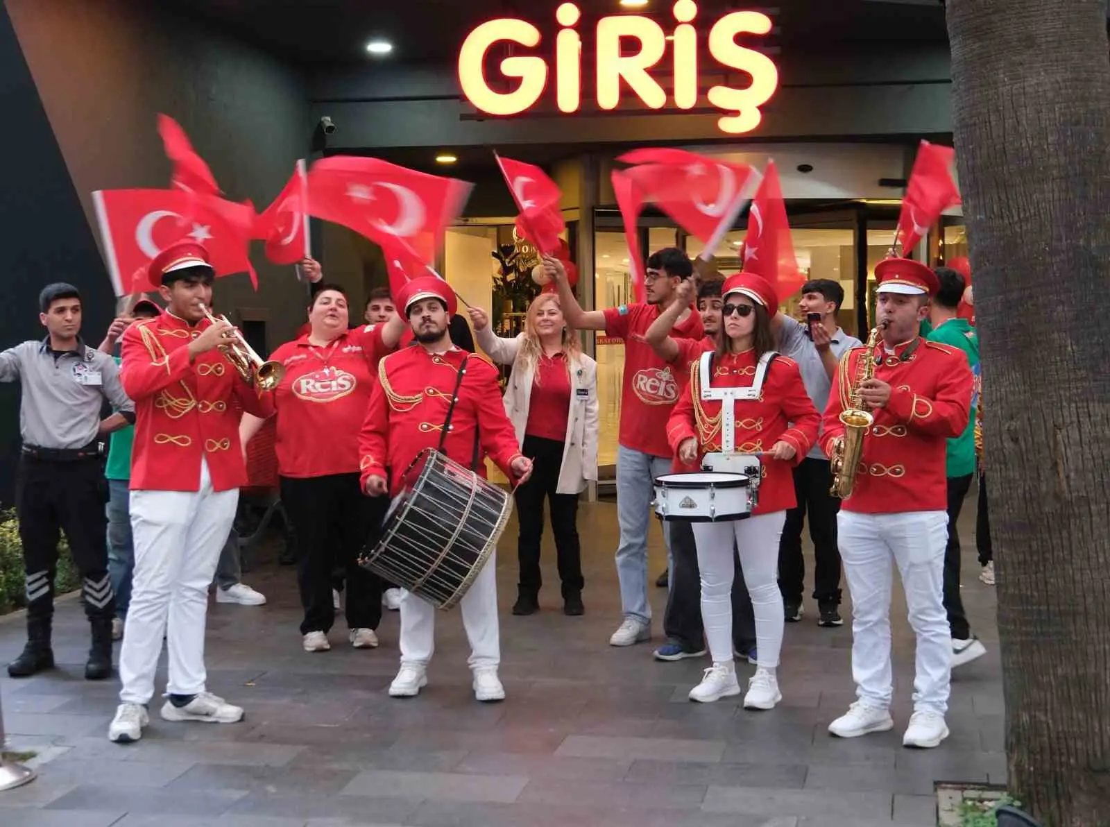 ANPA GROSS, CUMHURİYET’İN 103’ÜNCÜ KURULUŞ YIL DÖNÜMÜNÜ TÜRKİYE GENELİNDEKİ MAĞAZALARINDA DÜZENLEDİĞİ ETKİNLİKLERLE KUTLADI. MAĞAZALARINI TÜRK BAYRAKLARIYLA DONATAN MARKET ZİNCİRİ, ÇOCUKLARA BAYRAK HEDİYE EDEREK CUMHURİYET BAYRAMI’NIN COŞKUSUNU ÇALIŞANLARI VE ZİYARETÇİLERİYLE PAYLAŞTI.