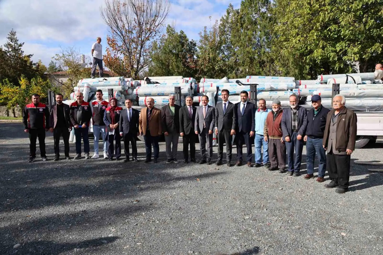 ERZİNCAN'DA 28 ÜRETİCİYE 15,5 TON SERA ÖRTÜSÜ DESTEĞİ SAĞLANDI