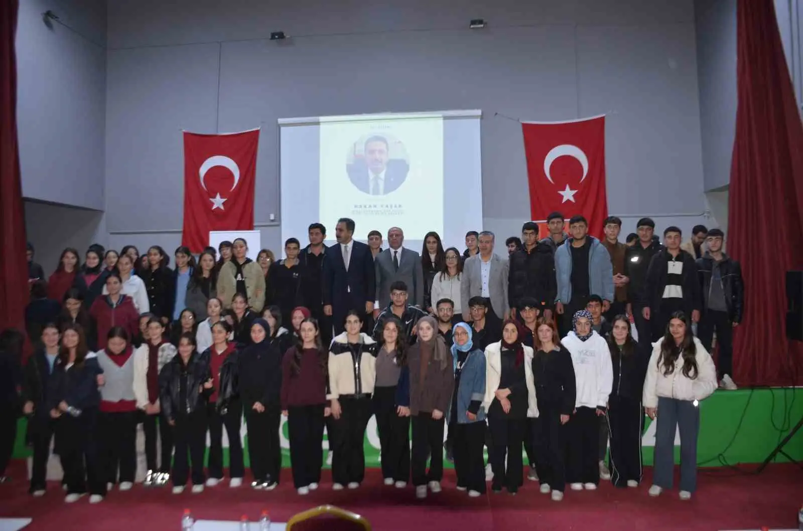 MUŞ'UN BULANIK İLÇESİNDE DÜZENLENEN ‘KARİYER GÜNLERİ’ PROGRAMINA KATILAN MİLLİ SAVUNMA BAKANLIĞI (MSB) İDARİ İŞLER DAİRE BAŞKANI HAKAN YAŞAR, MEMLEKETİNDE ÖĞRENCİLERLE BİR ARAYA GELEREK TECRÜBELERİNİ PAYLAŞTI.