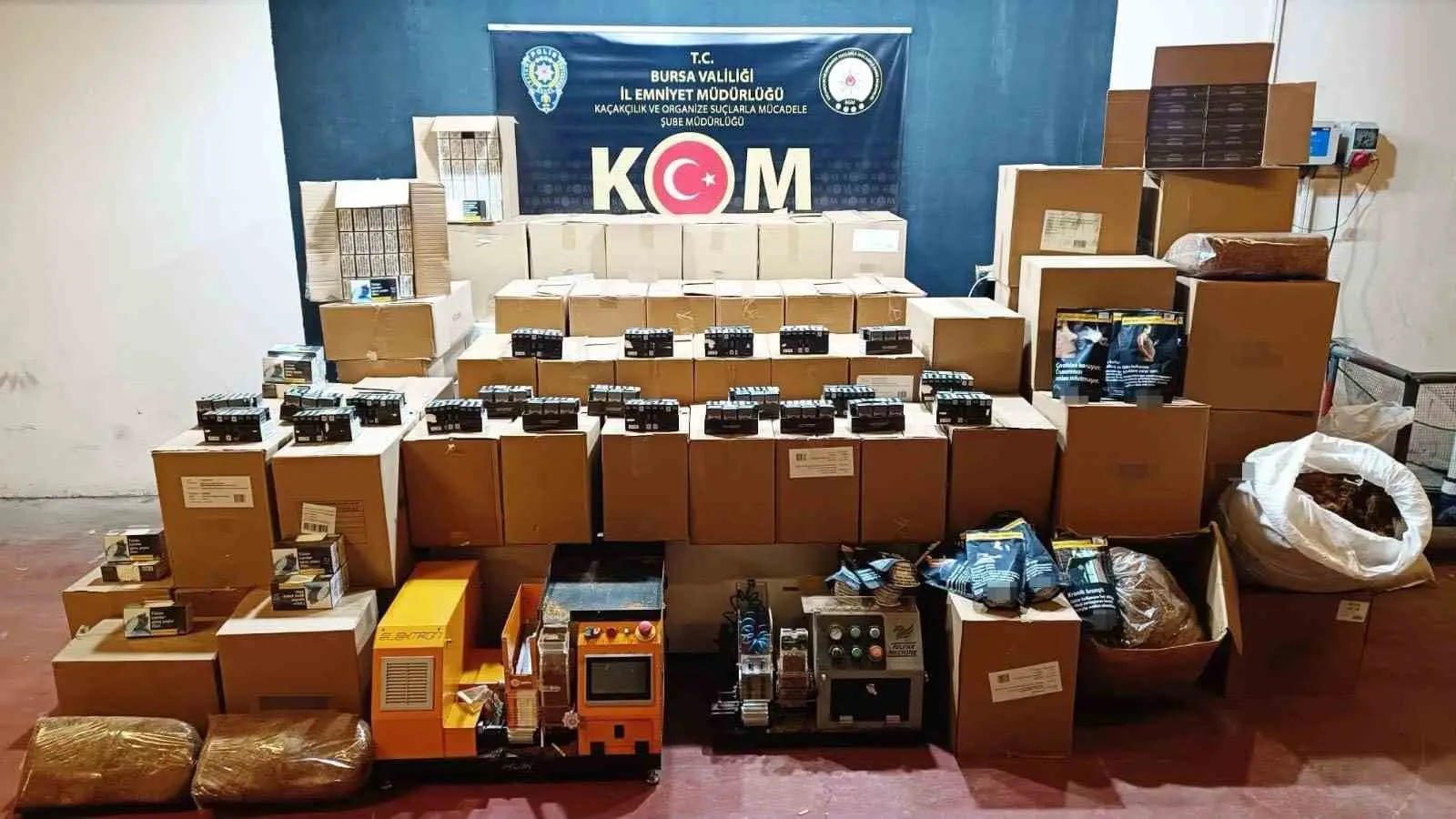 BURSA’DA KAÇAK TÜTÜN VE SİGARA ÜRETİMİNE YÖNELİK DÜZENLENEN OPERASYONDA, 627 BİN 8 ADET MAKARON, 243 KİLOGRAM KIYILMIŞ TÜTÜN VE 2 BİN 230 PAKET GÜMRÜK KAÇAĞI SİGARA ELE GEÇİRİLDİ. OPERASYONDA YAKALANAN 4 ŞÜPHELİ HAKKINDA ADLİ İŞLEM BAŞLATILDI.