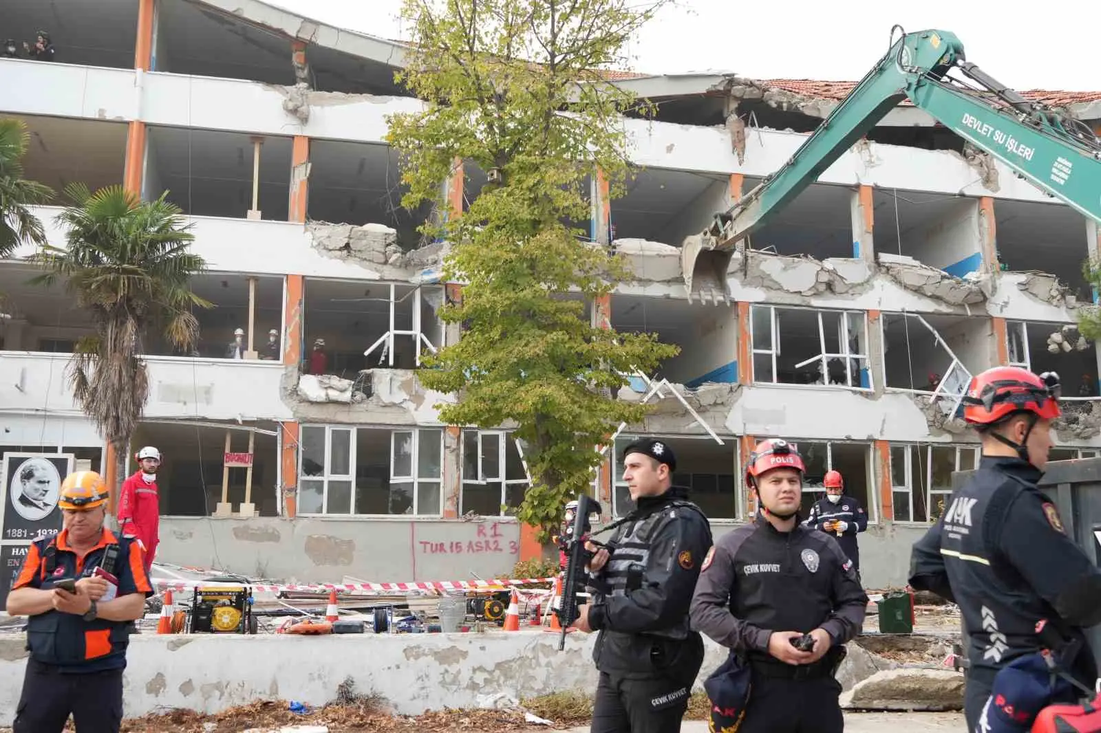 İZMİR VALİLİĞİ SEVK VE İDARESİNDE, KEMALPAŞA MERKEZLİ 6.7 BÜYÜKLÜĞÜNDEKİ DEPREM SENARYOSUNA DAYANAN GENİŞ KATILIMLI BÖLGESEL DÜZEY MASABAŞI VE SAHA DEPREM TATBİKATI YAPILDI.