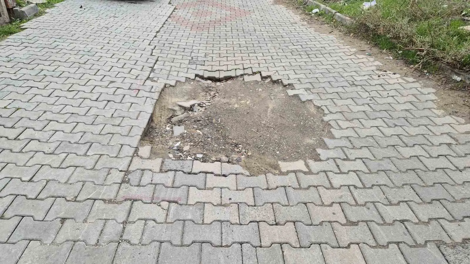 TEKİRDAĞ’IN SÜLEYMANPAŞA İLÇESİNDE BAKIMSIZ KALAN VE BOZULAN SOKAKLAR VATANDAŞLARIN TEPKİSİNE NEDEN OLDU.