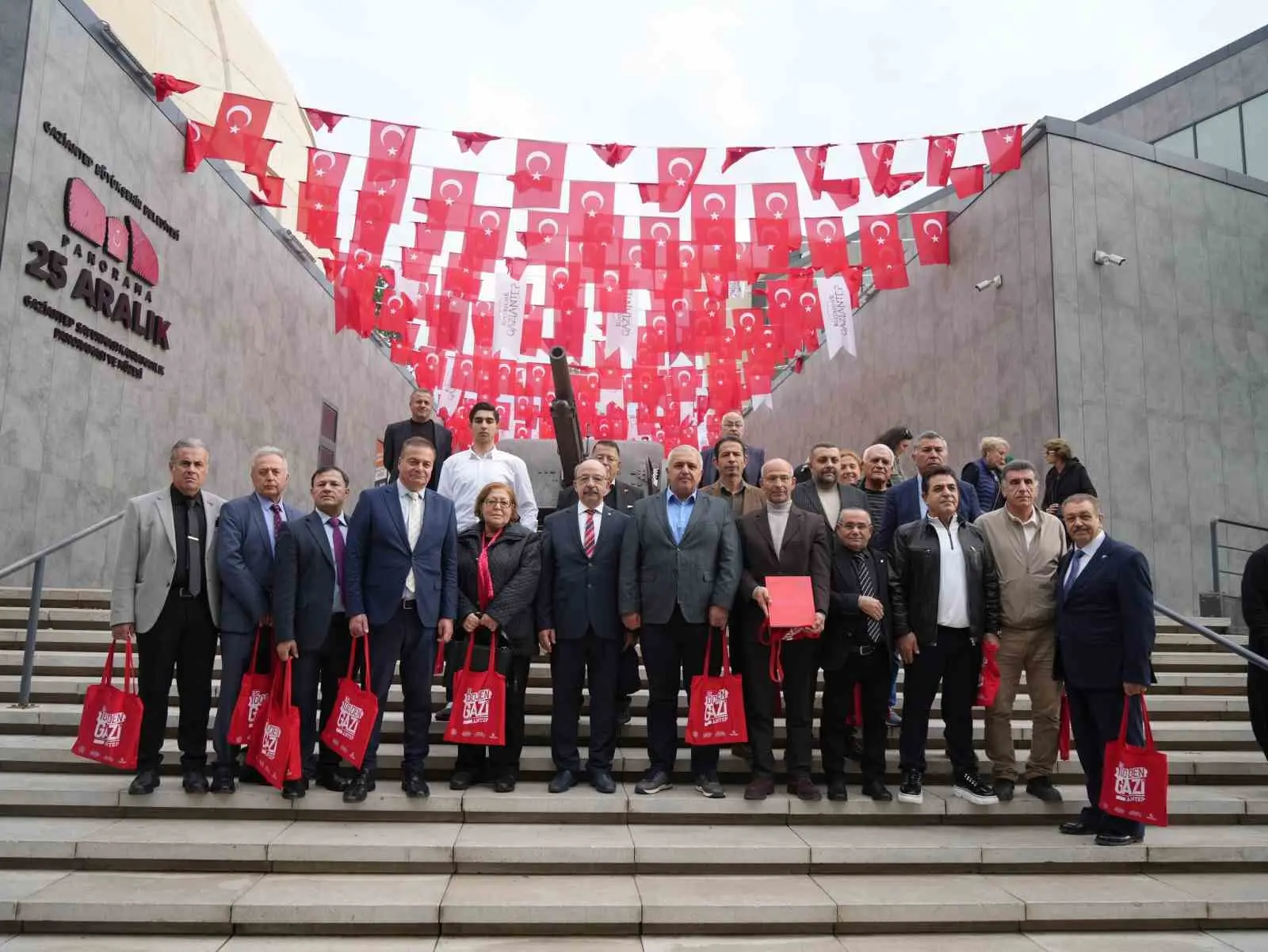GAZİANTEPLİLER FEDERASYONU’NDAN 25 ARALIK PANORAMA MÜZESİ’NE ANLAMLI ZİYARET