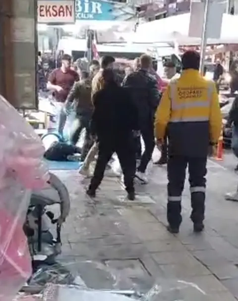 AFYONKARAHİSAR'DA KENTİN EN İŞLEK CADDELERİNDEN BİRİNDE GÜPEGÜNDÜZ YAŞANAN SOPALI VE DEMİR ÇUBUKLU SALDIRIDA 1 KİŞİ AĞIR YARALANDI. SALDIRIYI GERÇEKLEŞTİREN 4 KİŞİNİN OLAYIN ARDINDAN KAÇTIĞI VE HALEN ARANDIKLARI ÖĞRENİLDİ.