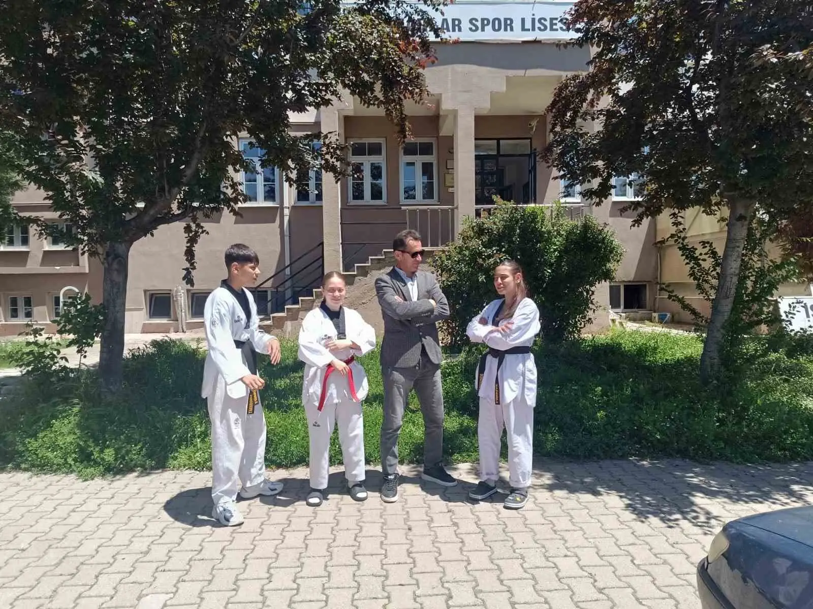 KÜTAHYA'DA ÇOCUK VE GENÇLERİ SPORA KAZANDIRMAK AMACIYLA PAZARLAR, ŞAPHANE, SİMAV VE GEDİZ İLÇELERİNİ KAPSAYAN BÖLGESEL YETENEK TARAMASI PROJESİ BAŞLATILIYOR. PAZARLAR SPOR LİSESİ SPOR KULÜBÜ TARAFINDAN YÜRÜTÜLECEK PROJE KAPSAMINDA, GENÇLER GÜREŞ VE TAEKWONDO BRANŞLARINDA EĞİTİM ALACAK.