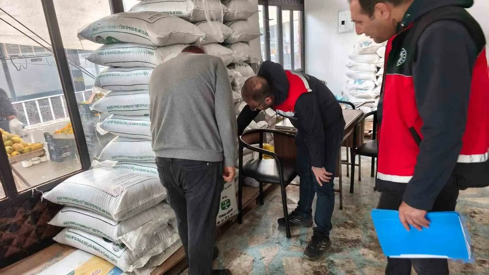 KONYA’NIN BEYŞEHİR İLÇESİNDE FAALİYET GÖSTEREN GÜBRE BAYİLERİ, İLÇE TARIM VE ORMAN MÜDÜRLÜĞÜ EKİPLERİ TARAFINDAN DENETLENDİ.