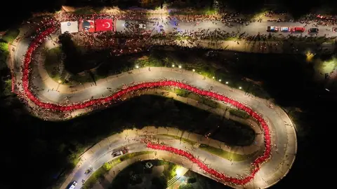 ANTALYA'DA OLUMSUZ HAVA KOŞULLARI NEDENİYLE ERTELENEN 29 EKİM CUMHURİYET BAYRAMI KUTLAMALARI KAPSAMINDAKİ FENER ALAYI VE KONSER, BUGÜN BÜYÜK BİR COŞKU İÇİNDE GERÇEKLEŞTİRİLDİ. VARYANT NOKTASINDAN BAŞLAYAN YÜRÜYÜŞ, CUMHURİYET MEYDANI'NDA SONA ERDİ.