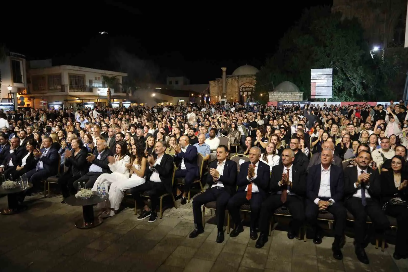 ULUSAL BİRLİK PARTİSİ (UBP) GENEL BAŞKANI VE BAŞBAKAN ÜNAL ÜSTEL, GAZİMAĞUSA BELEDİYE BAŞKAN ADAYI KORAL BOZKURT’UN NAMIK KEMAL MEYDANI’NDA DÜZENLENEN "VİZYON BULUŞMASI VE ADAY TANITIMI" ETKİNLİĞİNDE YAPTIĞI KONUŞMADA, 6 ARALIK SEÇİMLERİNE İLİŞKİN, "MUHALEFET KONUŞUR, BİZ YAPARIZ" DEDİ. ÜSTEL, GAZİMAĞUSA’DA ALTYAPI SORUNLARININ ÇÖZÜMÜ VE HİZMET ODAKLI BELEDİYECİLİK ANLAYIŞINI ESAS ALDIKLARINI BELİRTTİ.
