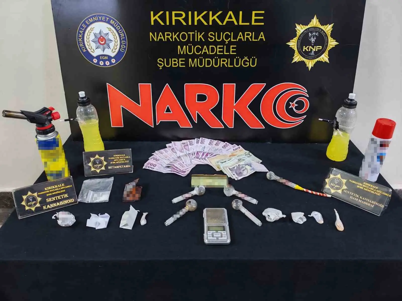 Y.U. İSİMLİ ŞÜPHELİDEN 9,93 GRAM SENTETİK KANNABİNOİD, 4,76 GRAM METAMFETAMİN, 2,29 GRAM SENTETİK KANNABİNOİD HAM MADDESİ, 1 HASSAS TERAZİ VE UYUŞTURUCU TİCARETİNDEN ELDE EDİLDİĞİ DEĞERLENDİRİLEN 3 BİN 920 LİRA ELE GEÇİRİLDİ