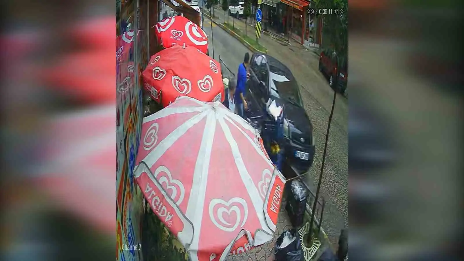 GİRESUN’DA KONTROLDEN ÇIKAN OTOMOBİL ÖNCE ORTA REFÜJE ARDINDAN BARİYERE ÇARPARAK 3 YAYANIN YARALANMASINA NEDEN OLDU.