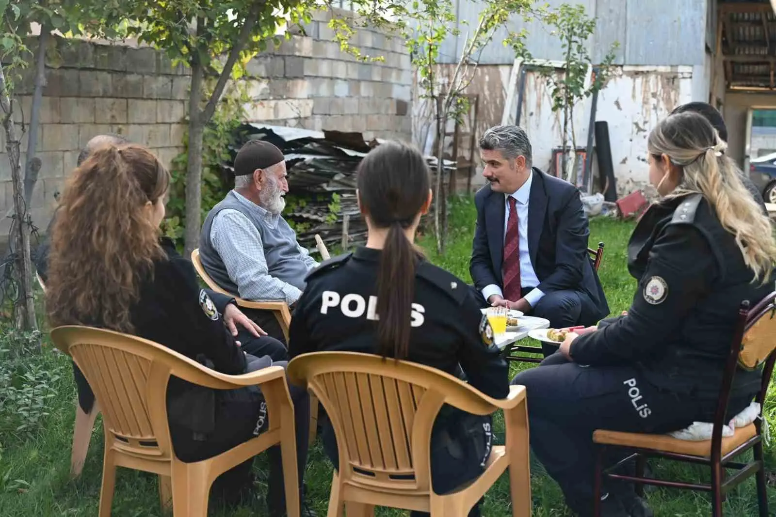 ERZİNCAN İL EMNİYET MÜDÜRÜ ESAT FERYADİ DOKÖZ, ŞEHİT POLİS MEMURU SEBAHATTİN TAŞKIRAN'IN BABASI SELAHATTİN TAŞKIRAN'I ZİYARET ETTİ