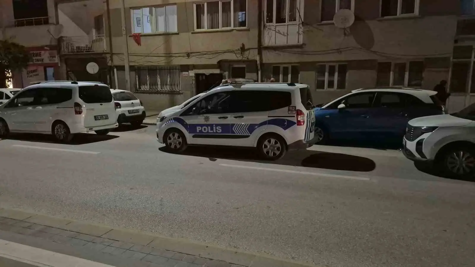ESKİŞEHİR’DE 2 GÜNDÜR KENDİSİNDEN HABER ALINAMAYAN VE OĞLU TARAFINDAN EVDE CANSIZ BEDENİ BULUNAN 83 YAŞINDAKİ YAŞLI ADAMIN ŞÜPHELİ OLARAK DEĞERLENDİRİLEN ÖLÜMÜ İLE İLGİLİ SORUŞTURMA BAŞLATILDI.