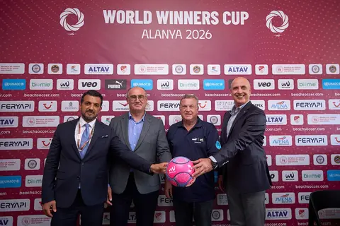 ANTALYA'NIN ALANYA İLÇESİNDE DÜZENLENEN PLAJ FUTBOLU DÜNYA KULÜPLER ŞAMPİYONASI KAPSAMINDA KONUŞAN ALANYA BELEDİYESPOR KULÜP BAŞKANI, BEACH SOCCER WORLDWİDE BAŞKANI JOAN CUSCO VE PLAJ FUTBOLU MİLLİ TAKIMI ESKİ KAPTANI, ALANYA'NIN SPOR TURİZMİNDE ULUSLARARASI BİR MERKEZ HALİNE GELMESİNİ HEDEFLEDİKLERİNİ BELİRTTİ. ORGANİZASYONUN 500'Ü AŞKIN DELEGASYON VE YAKLAŞIK 1000 KİŞİYİ ALANYA'DA BULUŞTURDUĞUNU İFADE EDEN YETKİLİLER, İLÇEDEKİ SPOR YATIRIMLARININ 12 AY BOYUNCA TURİZM, İSTİHDAM VE EKONOMİYE KATKI SAĞLAYACAĞINI VURGULADI.