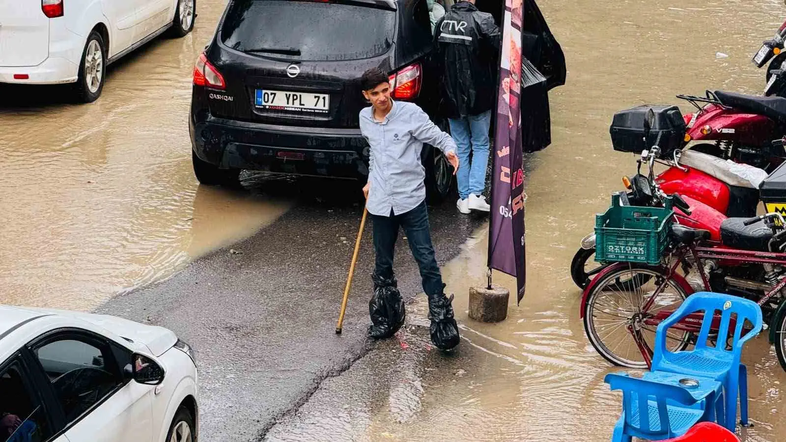 ŞIRNAK’IN CİZRE İLÇESİNDE SAĞANAK YAĞIŞ NEDENİ İLE HAYAT DURMA NOKTASINA GELDİ.