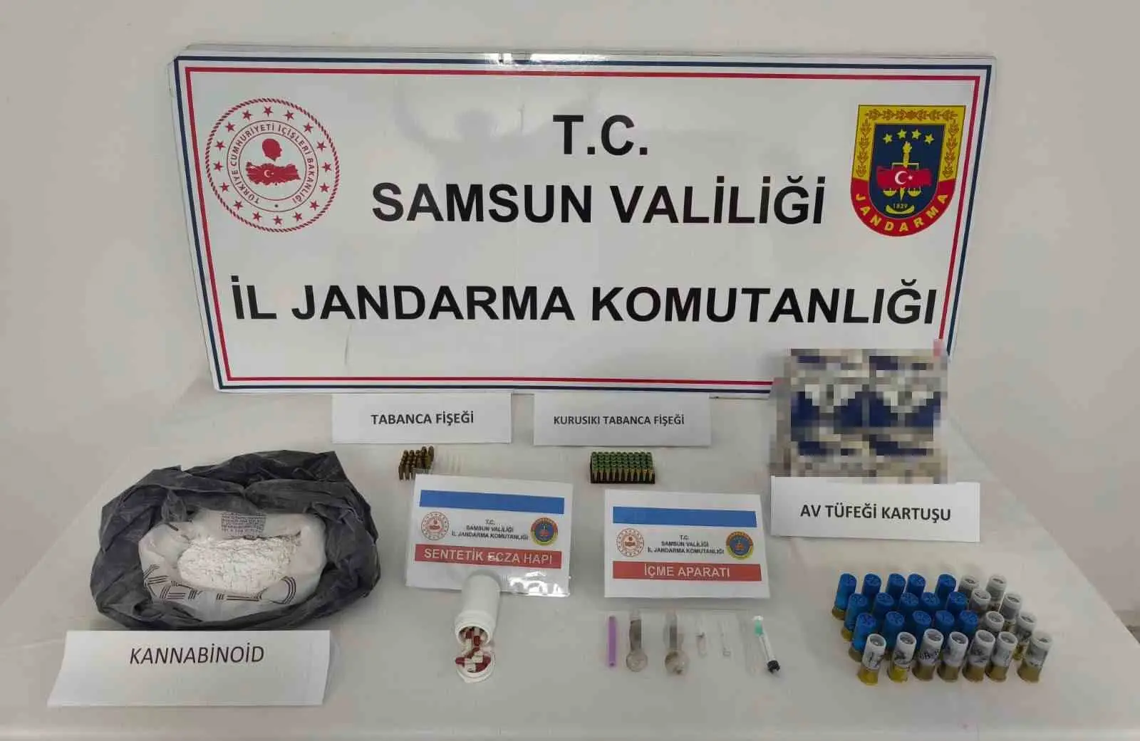 SAMSUN’UN ATAKUM İLÇESİNDE JANDARMA TARAFINDAN BİR EVE DÜZENLENEN OPERASYONDA, YAKLAŞIK 33 KİLOGRAM BONZAİ ÜRETİLEBİLECEĞİ DEĞERLENDİRİLEN 1 KİLO 99 GRAM BONZAİ (SENTETİK KANNABİNOİD HAMMADDESİ), 27 SENTETİK ECZA HAPI VE ÇOK SAYIDA FİŞEK ELE GEÇİRİLDİ.