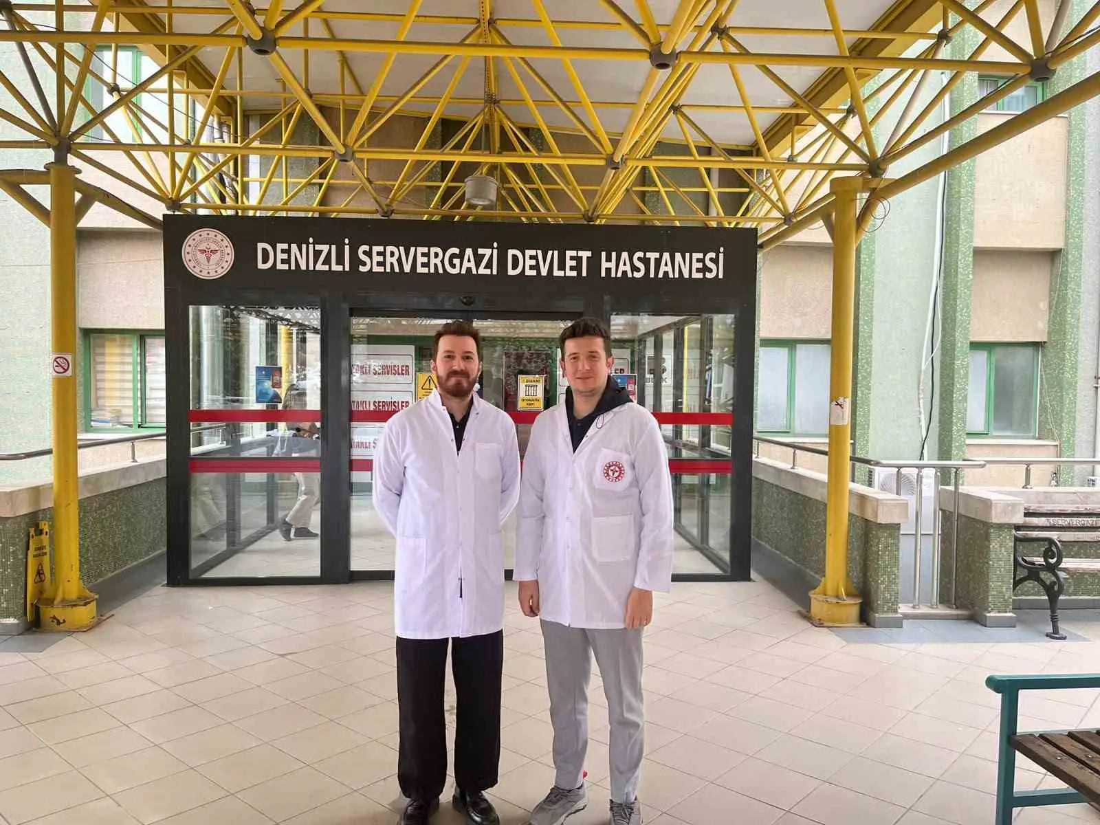DENİZLİ SERVERGAZİ DEVLET HASTANESİ’NDE SUNULAN SAĞLIK HİZMETLERİNİN KAPSAMI GENİŞLEMEYE DEVAM EDİYOR. HASTANEYE ATANAN ENDOKRİNOLOJİ VE METABOLİK HASTALIKLARI UZ. DR. LOKMAN HEKİM ÇEVİK VE ROMATOLOJİ UZ. DR. MURAT YENİÇERİ HASTA KABULÜNE BAŞLADI.