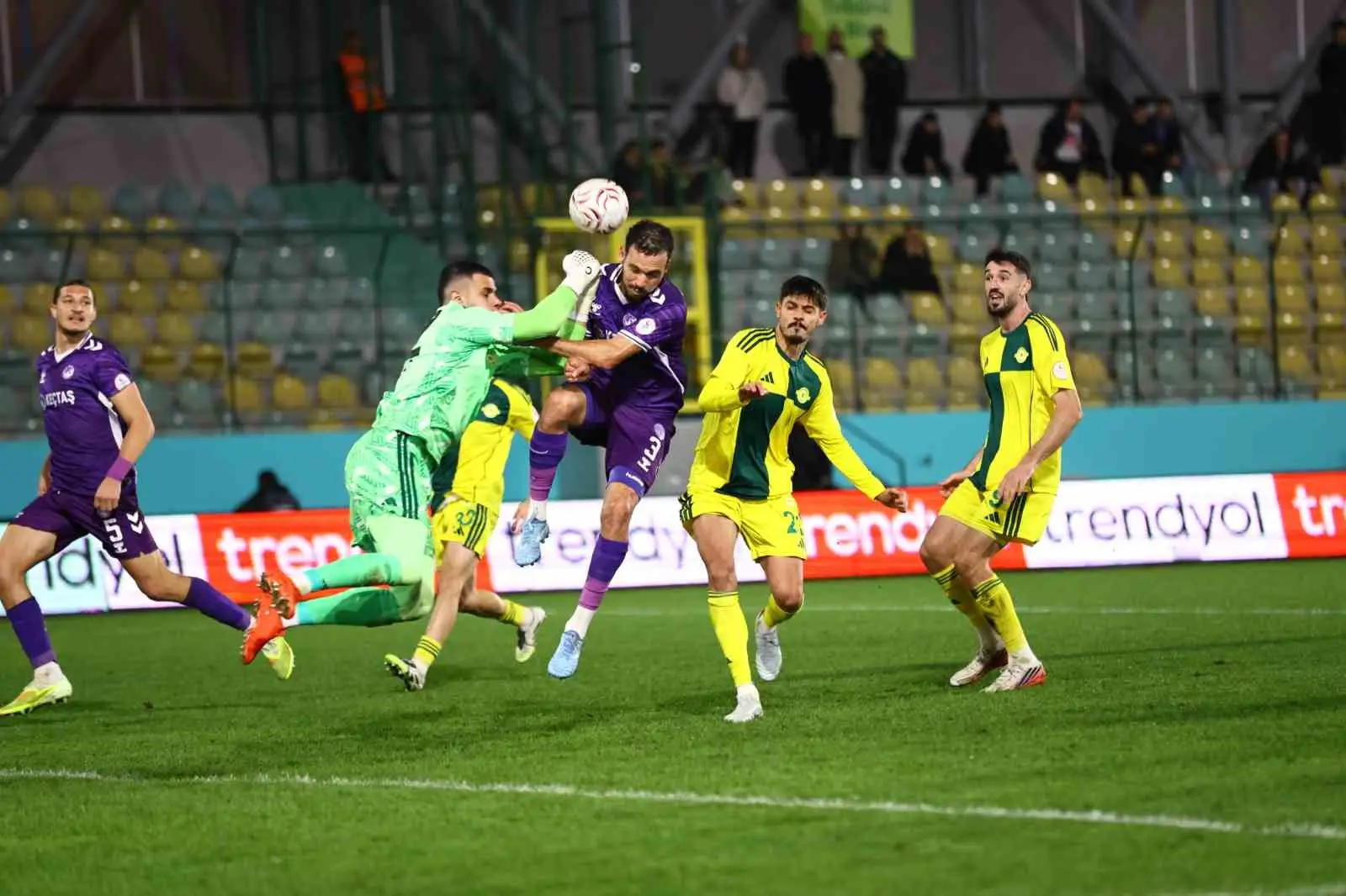 TRENDYOL 1. LİG'İN 13. HAFTASINDA ESENLER EROKSPOR, KONUK ETTİĞİ ANKARA KEÇİÖRENGÜCÜ'NÜ 3-2'LİK SKORLA MAĞLUP ETTİ.