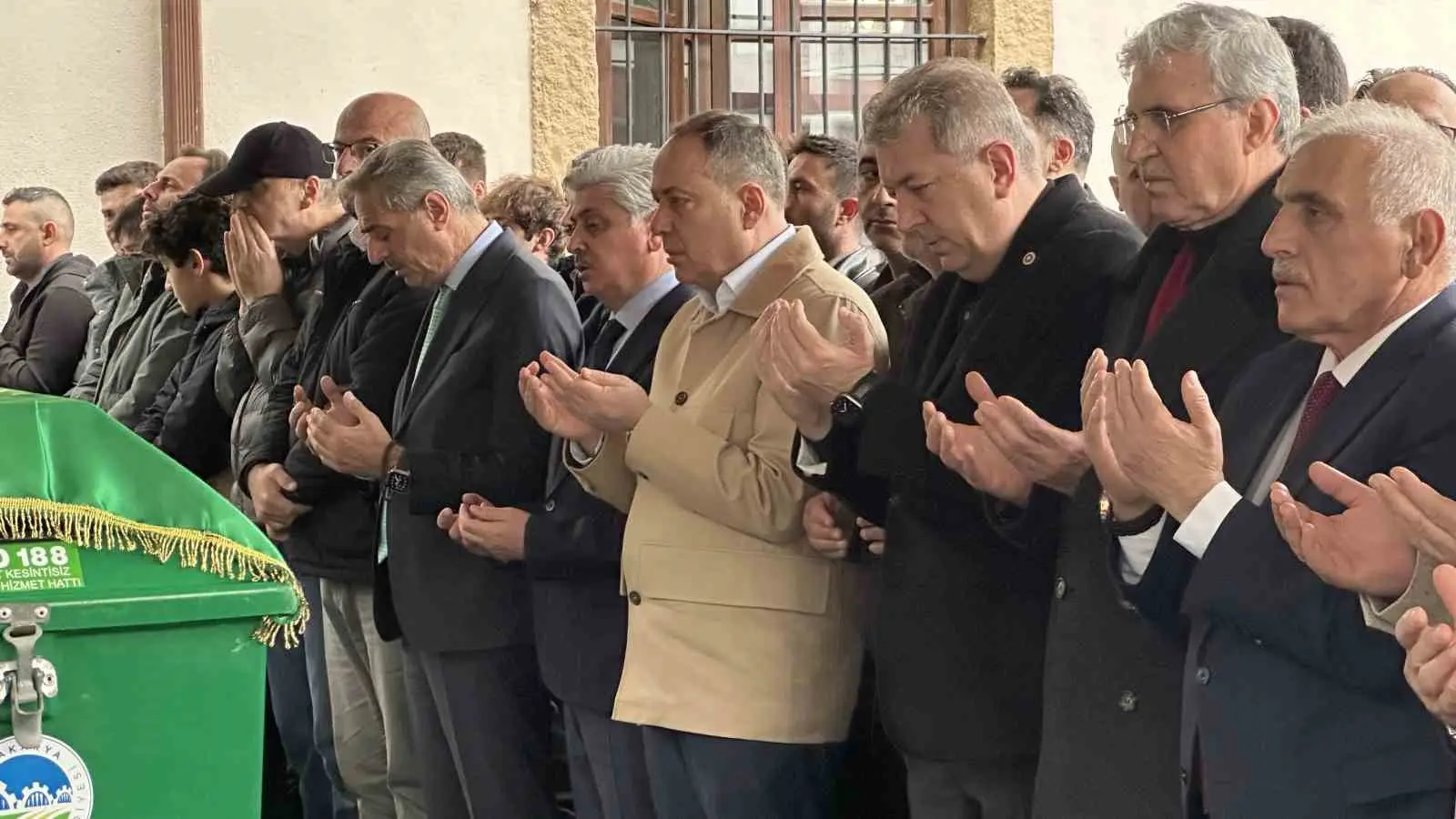 NEVŞEHİR'İN GÖREME BELDESİNDE MEYDANA GELEN PERİBACASI ÇÖKMESİNDE HAYATINI KAYBEDEN SAKARYALI GAZETECİ FATİH ERAY TUNA VE EŞİ BEGÜM TUNA, MEMLEKETLERİ SAKARYA'DA KILINAN CENAZE NAMAZININ ARDINDAN SON YOLCULUKLARINA UĞURLANDI.