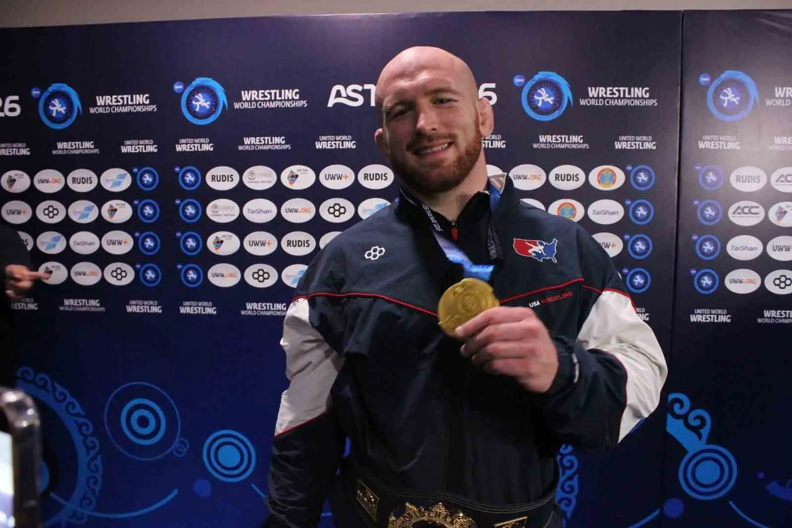KAZAKİSTAN’IN ASTANA KENTİNDE DÜZENLENEN 2026 DÜNYA BÜYÜKLER GÜREŞ ŞAMPİYONASI’NDA ERKEKLER SERBEST STİL 97 KİLO FİNALİNDE ABD’Lİ KYLE SNYDER, JAPON ARASH YOSHİDA’YI MAĞLUP EDEREK ALTIN MADALYANIN SAHİBİ OLDU.