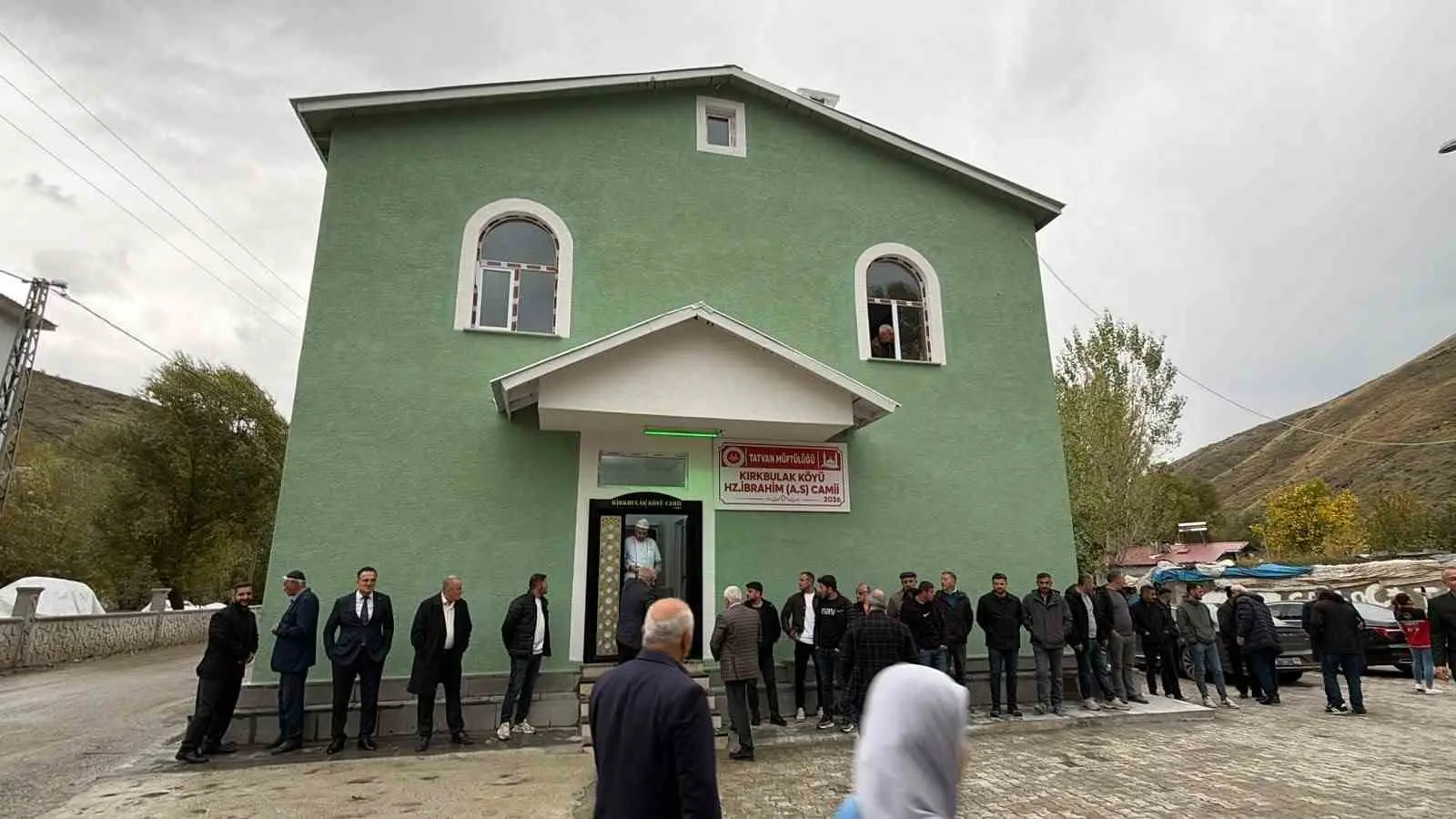 BİTLİS’İN TATVAN İLÇESİNE BAĞLI KIRKBULAK KÖYÜNDE, HAYIRSEVERLERİN DESTEĞİYLE YAPIMI TAMAMLANAN CAMİ DÜZENLENEN TÖRENLE İBADETE AÇILDI.
