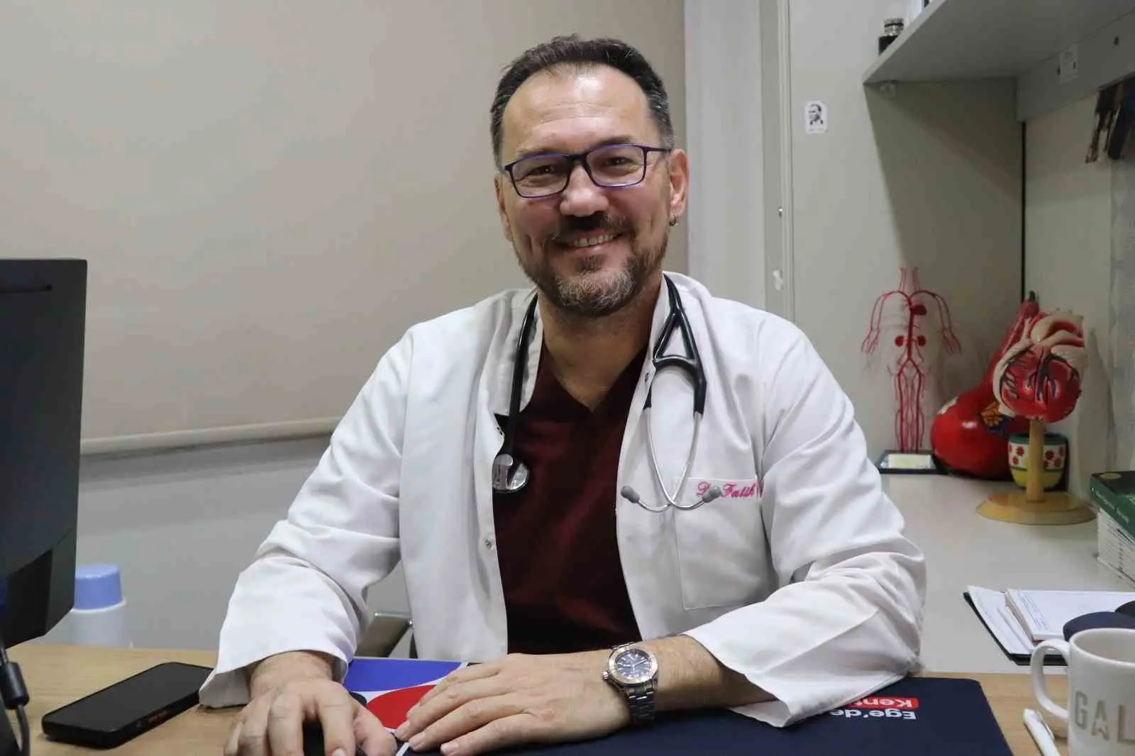 AYDIN’IN NAZİLLİ İLÇESİNDE YAŞAYAN 75 YAŞINDAKİ MEHMET G.’NİN CİDDİ AORT KAPAK DARLIĞI, DENİZLİ ÖZEL EGEKENT HASTANESİ’NDE UYGULANAN TAVI YÖNTEMİYLE TEDAVİ EDİLDİ. BAŞKA BİR SAĞLIK MERKEZİNDE AÇIK KALP AMELİYATI ÖNERİLEN HASTA, DENİZLİ ÖZEL EGEKENT HASTANESİ KARDİYOLOJİ UZMANI DR. FATİH ÇAM TARAFINDAN YAPILAN TETKİKLERİN ARDINDAN, KASIK DAMARLARINDAN GİRİLEREK GERÇEKLEŞTİRİLEN KAPALI İŞLEMLE YENİ AORT KAPAĞINA KAVUŞTU. GÖĞÜS KAFESİ AÇILMADAN VE GENEL ANESTEZİ GEREKTİRMEDEN YAPILAN İŞLEMİN ARDINDAN HASTANIN SAĞLIK DURUMUNUN İYİ OLDUĞU BİLDİRİLDİ.