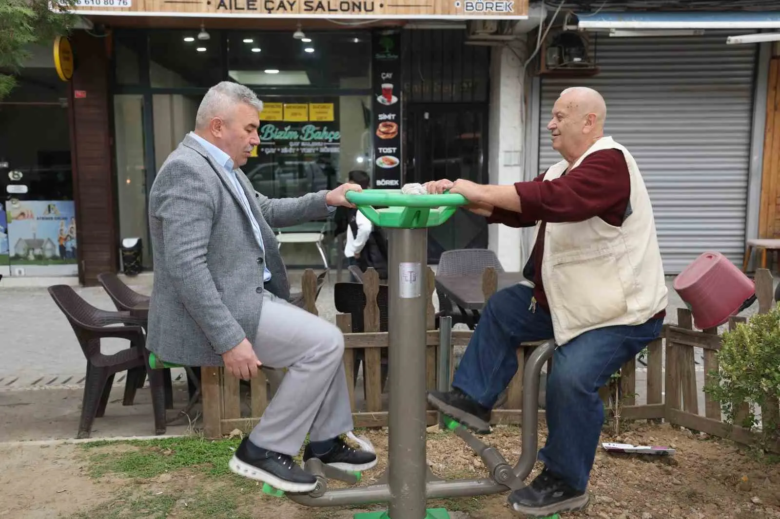 MANİSA’NIN ŞEHZADELER İLÇESİNDE MAHALLE SAKİNLERİNİN SPOR ALETİ TALEBİ YERİNE GETİRİLDİ. YARHASANLAR MAHALLESİ’NDEKİ MEDİNE MÜDAFİİ FAHREDDİN PAŞA PARKI’NA MONTE EDİLEN SPOR ALETLERİ VATANDAŞLARIN KULLANIMINA SUNULURKEN, MAHALLE MUHTARI FEVZİ ATEŞ, DESTEKLERİNDEN DOLAYI BELEDİYE BAŞKANI HAKAN ŞİMŞEK’E TEŞEKKÜR ETTİ.