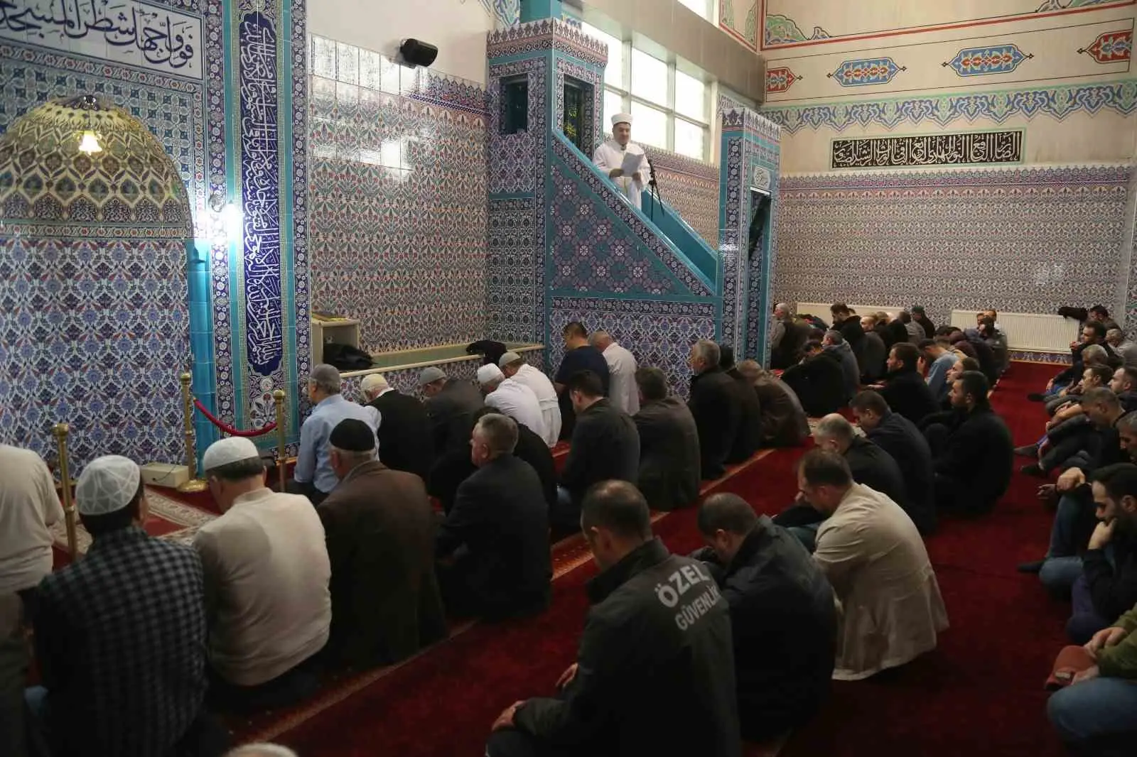 HER YIL 3-9 KASIM TARİHLERİ ARASINDA İDRAK EDİLEN ORGAN BAĞIŞI HAFTASI VESİLESİYLE ERZURUM GENELİNDE ORGAN BAĞIŞININ HAYATİ ÖNEMİNE DİKKAT ÇEKİLDİ. ERZURUM GENELİNDEKİ CAMİLERDE CUMA HUTBELERİNDE DE CEMAATLE PAYLAŞILAN BU ANLAMLI ÇAĞRIDA, TOPLUMDA FARKINDALIĞIN ARTIRILMASI HEDEFLENDİ.