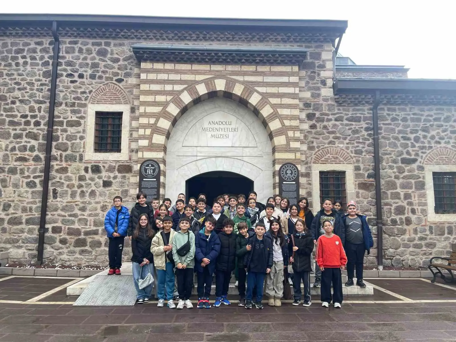 GAZİANTEP KOLEJ VAKFI ÖZEL ORTAOKULU ÖĞRENCİLERİ ANKARA’YA DÜZENLEDİKLERİ GEZİYLE TARİHİ VE KÜLTÜREL YAPILARI MERCEK ALTINA ALIRKEN ZİYARETLERİ KAPSAMINDA ANITKABİR’İ DE ZİYARET EDEREK MOZOLEYE ÇELENK KOYDULAR. I. VE II. TÜRKİYE BÜYÜK MİLLET MECLİSİ BİNALARINI DA ZİYARET EDEREK TÜRKİYE CUMHURİYETİ’NİN DOĞUŞUNA TANIKLIK EDEN SALONLAR VE TARİHİ BELGELER İNCELENDİLER.
