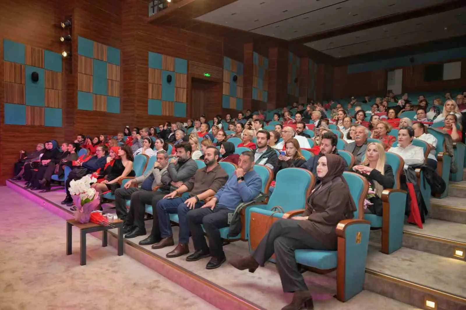 ESENYURTLULARIN YOĞUN İLGİ GÖSTERDİĞİ PROGRAMDA, MÜZİK DOLU ANLAR YAŞANDI.