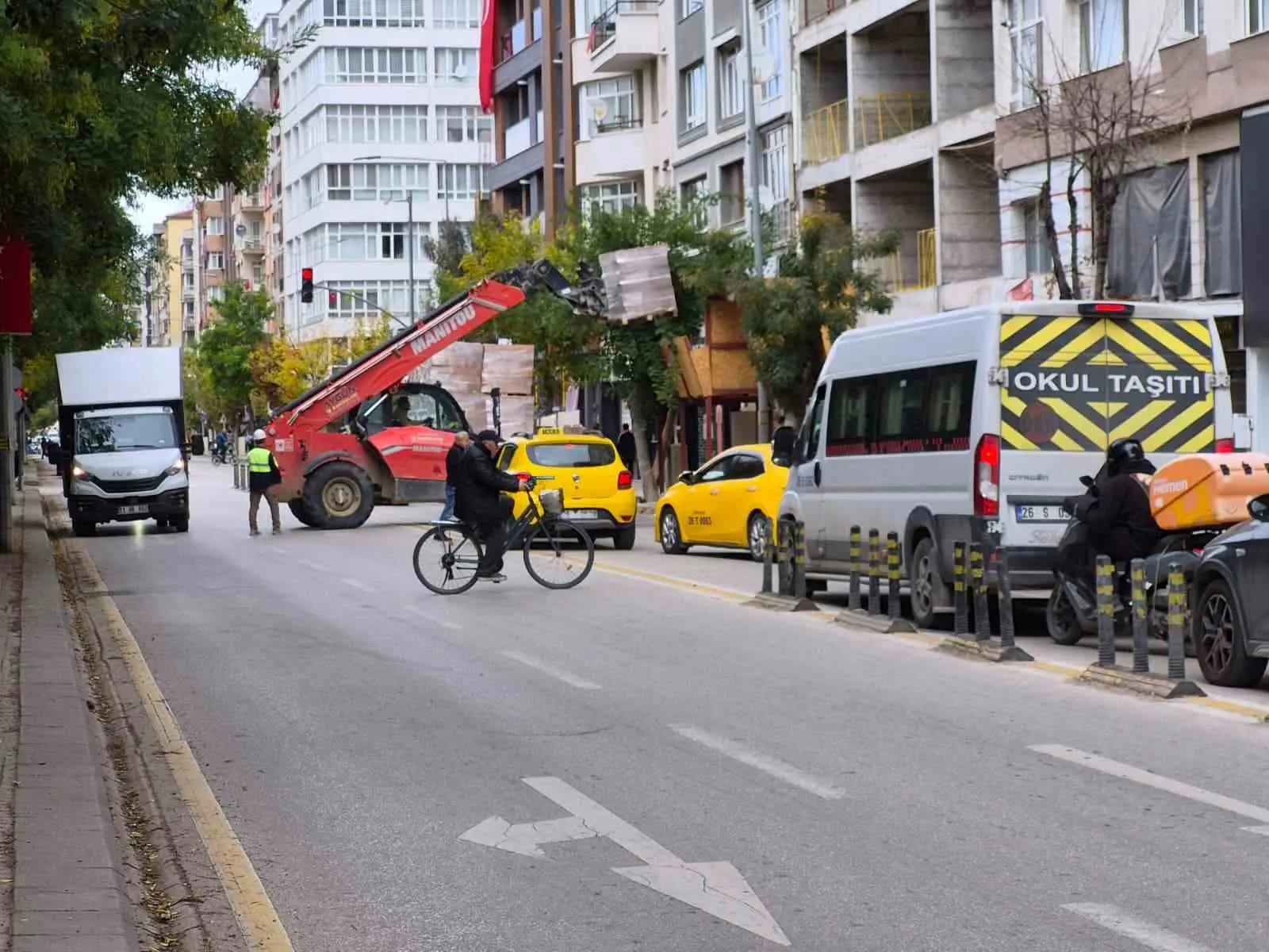 ESKİŞEHİR'İN ODUNPAZARI İLÇESİNDE DEVAM EDEN BİR İNŞAAT ÇALIŞMASI, ŞEHİR MERKEZİNDE TRAFİKTE AKSAMALARA NEDEN OLDU.