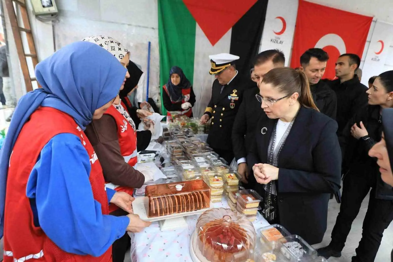 TÜRK KIZILAY BARTIN ŞUBESİ KADIN KOLLARI TARAFINDAN GAZZE'YE DESTEK VE "81 İL 81 AŞEVİ" PROJESİNE KATKI SAĞLAMAK AMACIYLA DÜZENLENEN DAYANIŞMA ETKİNLİĞİ, BAŞLADI. AKŞAM SAATLERİNDE ERECEK SATIŞLARIN TÜM GELİRİ GAZZE VE TÜRKİYE'DEKİ AŞEVLERİNE BAĞIŞLANACAK.