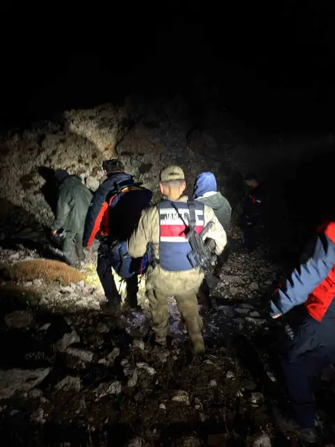 TUNCELİ’NİN OVACIK İLÇESİNDE KEÇİLERİNİ ARAMAK İÇİN YAYLAYA ÇIKAN İKİ VATANDAŞ, YOĞUN SİS NEDENİYLE KAYBOLDU. 3 BİN 50 METRE RAKIMDAKİ ZORLU ARAZİDE MAHSUR KALAN VATANDAŞLAR, JANDARMA VE AFAD EKİPLERİNİN ÇALIŞMASIYLA KURTARILDI.