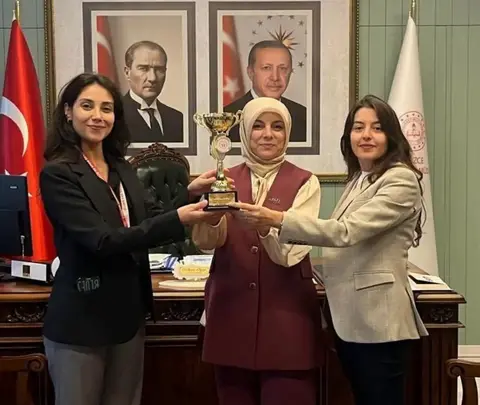 KAMU SPOR OYUNLARI KAPSAMINDA DÜZENLENEN MASA TENİSİ MÜSABAKALARINDA İL BİRİNCİLİĞİNİ KAZANAN DÜZCE VALİLİĞİ KADIN MASA TENİSİ TAKIMI'NDA YER ALAN ÖĞRETMENLER, BAŞARILARIYLA GURUR YAŞATTI.